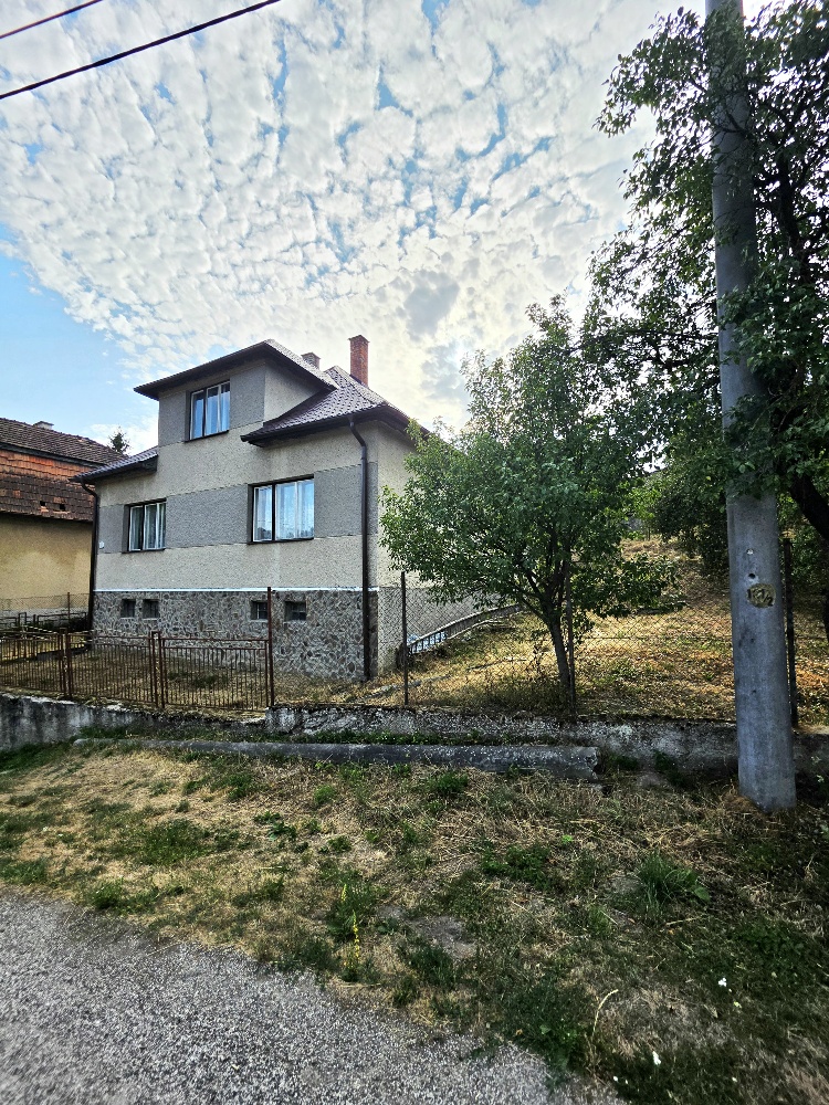 Rodinný dom s krásnym pozemkom v obci Kšinná /POZEMOK 831 m2 — foto 2