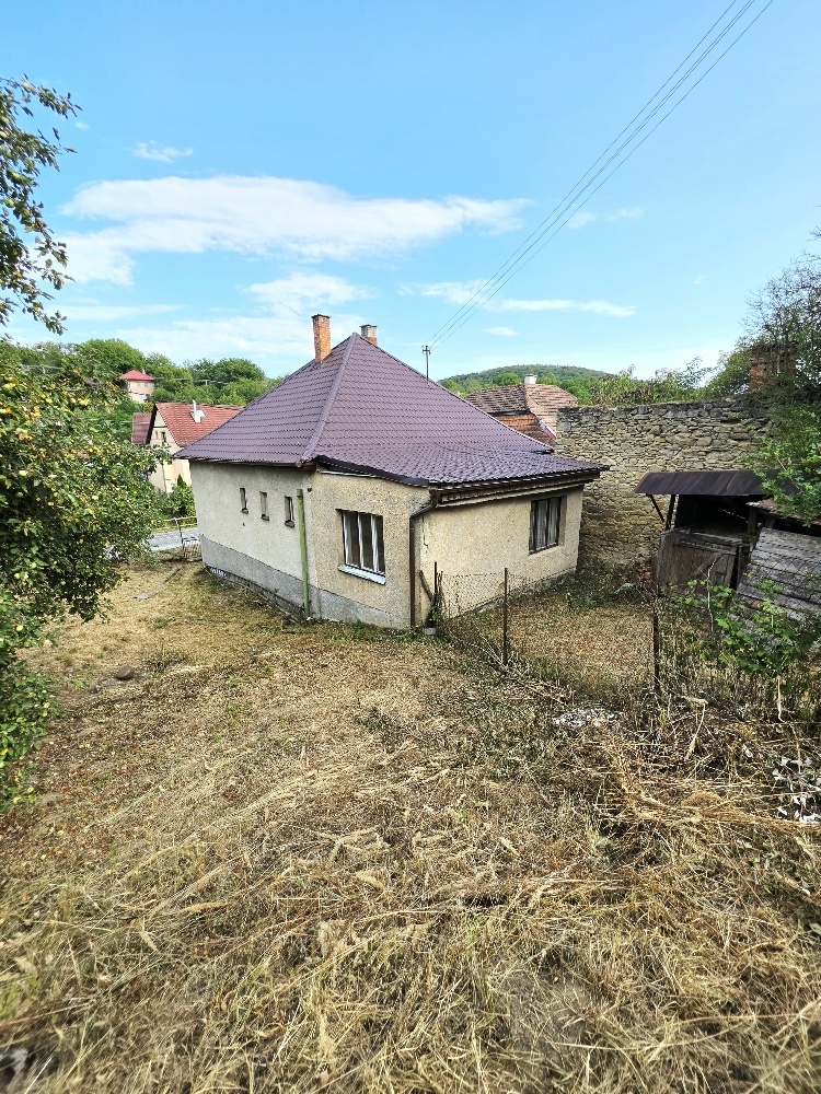 Rodinný dom s krásnym pozemkom v obci Kšinná /POZEMOK 831 m2 — foto 11