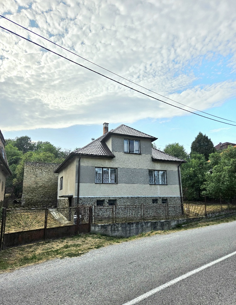 Rodinný dom s krásnym pozemkom v obci Kšinná /POZEMOK 831 m2 — foto 12