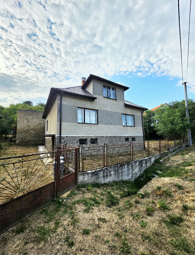 Rodinný dom s krásnym pozemkom v obci Kšinná /POZEMOK 831 m2 — foto 4