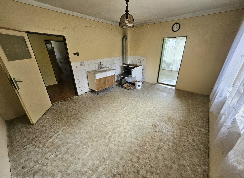 Rodinný dom s krásnym pozemkom v obci Kšinná /POZEMOK 831 m2 — foto 8