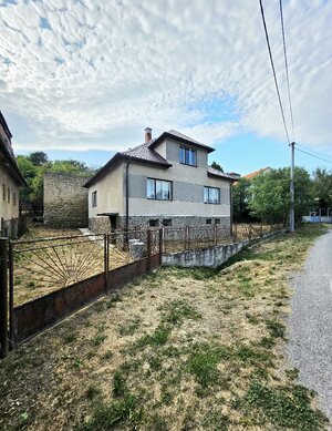 Rodinný dom s krásnym pozemkom v obci Kšinná /POZEMOK 831 m2 — foto 1