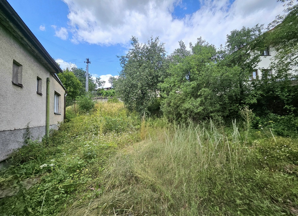 Rodinný dom s krásnym pozemkom v obci Kšinná /POZEMOK 831 m2 — foto 3