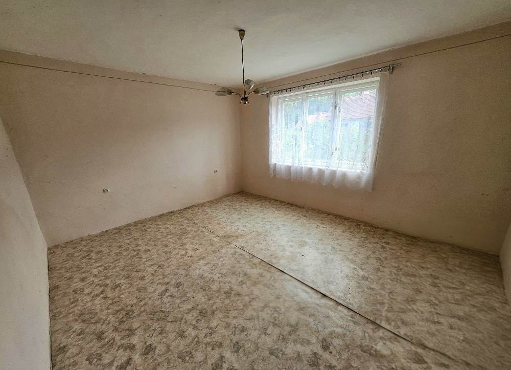 Rodinný dom s krásnym pozemkom v obci Kšinná /POZEMOK 831 m2 — foto 9