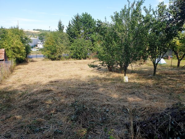 Investičný pozemok "záhrada" o výmere 691 m2 - Nové Mesto n/V