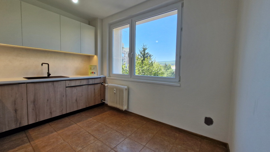 Na predaj 3-izbový byt s balkónom po rozsiahlej rekonštrukcií - NMnV — foto 7