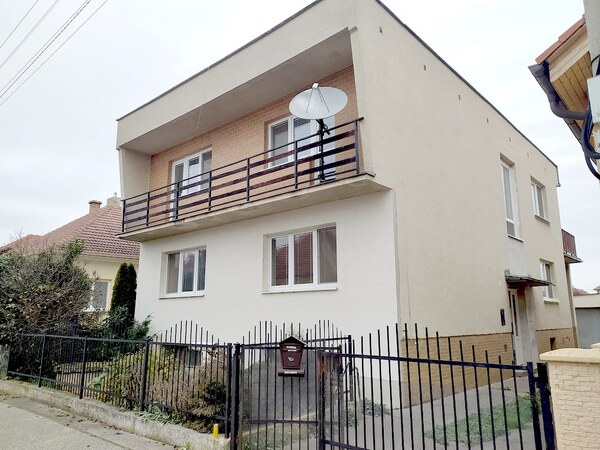 Priestranný rodinný dom s garážou, Vrbové