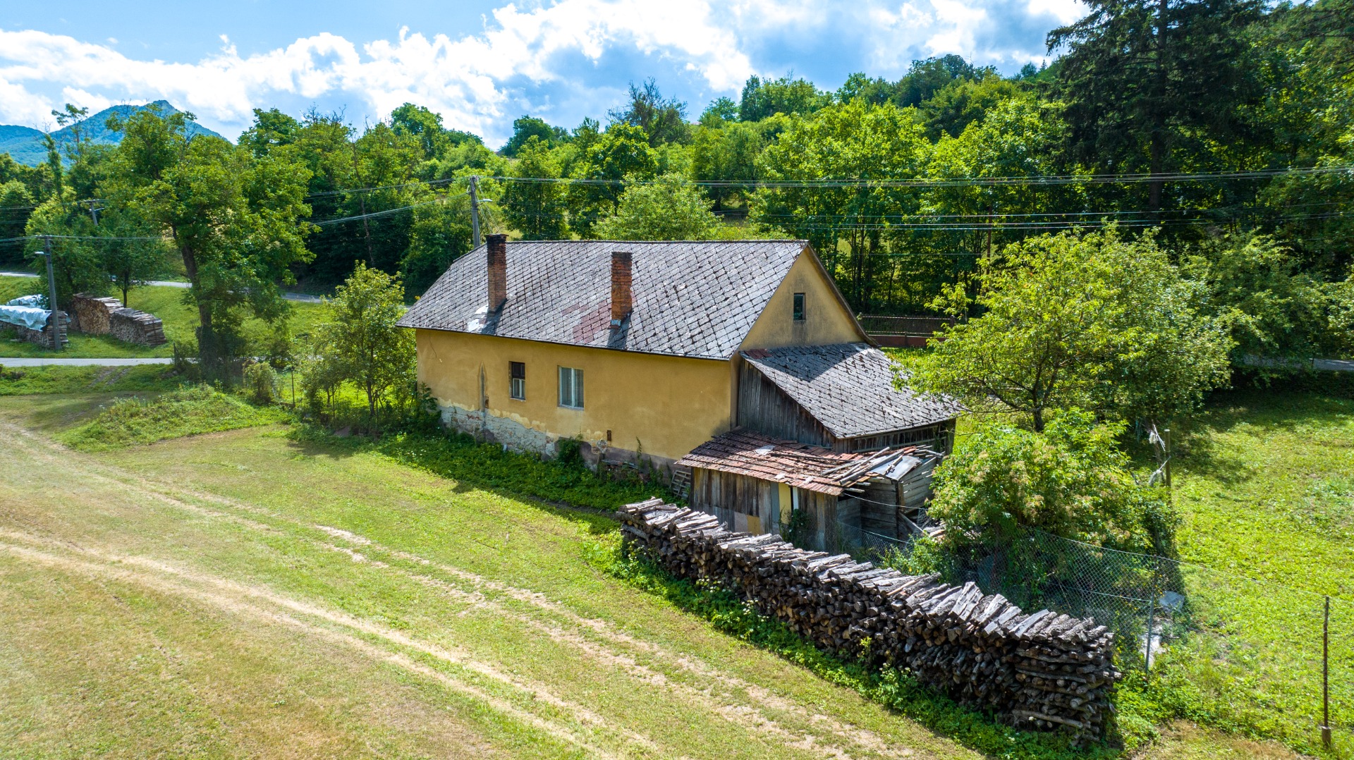 PREDANÉ** Pozemok 1308 m2 s Rodinným domom Košecké Podhradie — foto 4