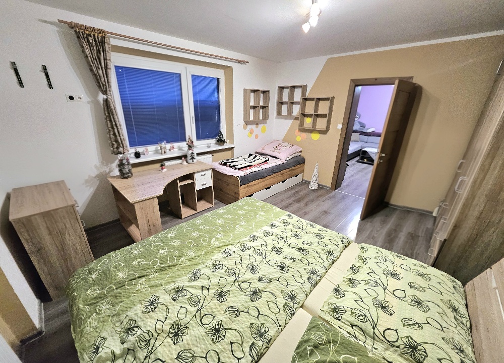 RODINNÝ DOM- VEĽKÉ CHLIEVANY- POZEMOK 1001 m2- 5 IZBOVÝ — foto 2