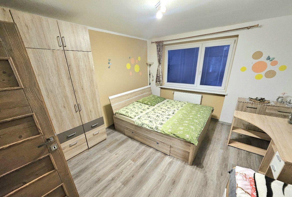 RODINNÝ DOM- VEĽKÉ CHLIEVANY- POZEMOK 1001 m2- 5 IZBOVÝ — foto 3