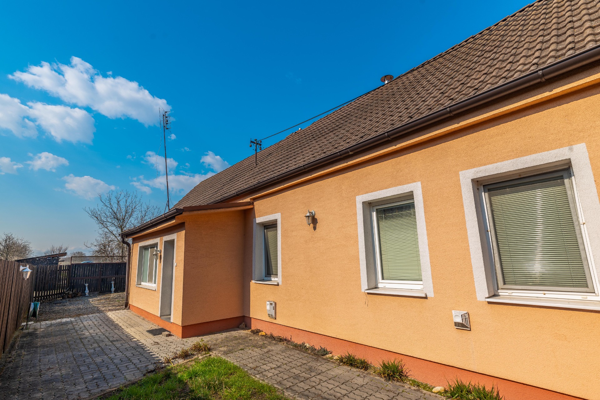 Útulný rodinný dom s garážou a krbom v pokojnej obci Závod – len 45 km — foto 2