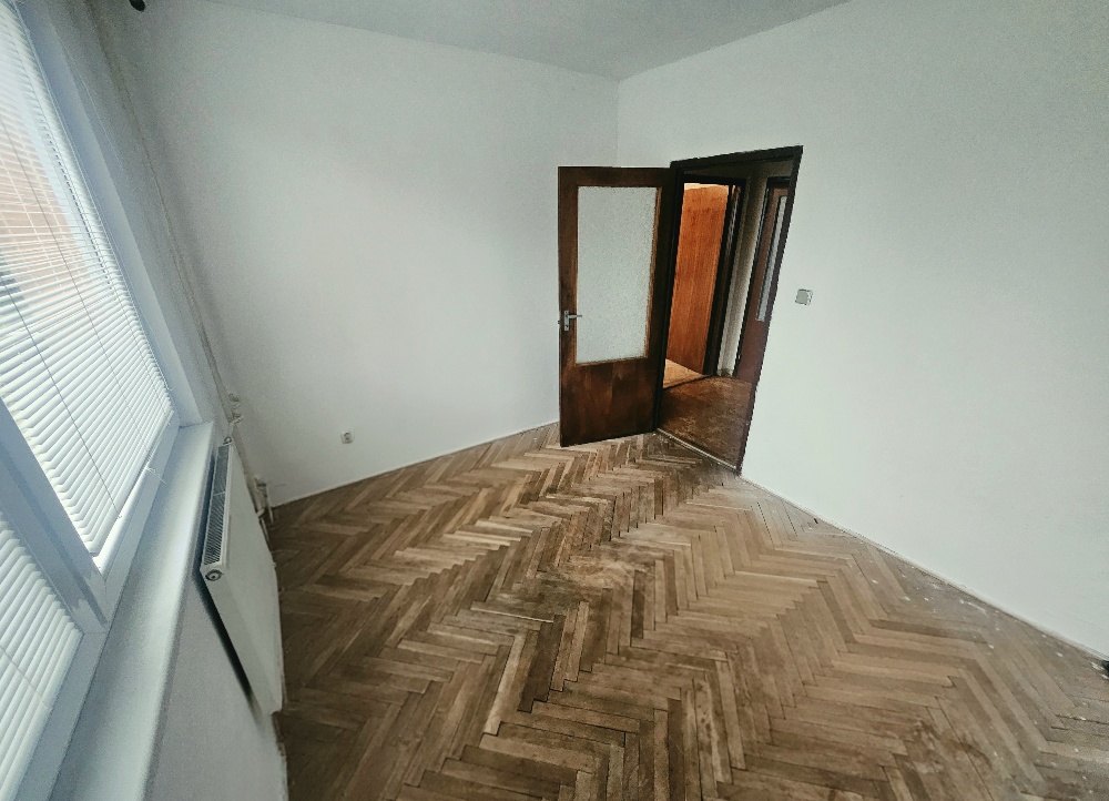2,5 izbový byt Bánovce nad Bebravou/CENTRUM-STRED/PLASTOVÉ OKNÁ — foto 4