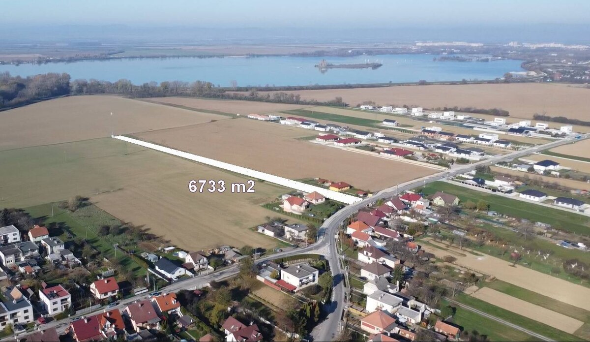 INVESTIČNÝ POZEMOK 6733 m² NA RD – SOKOLOVCE (okres Piešťany)