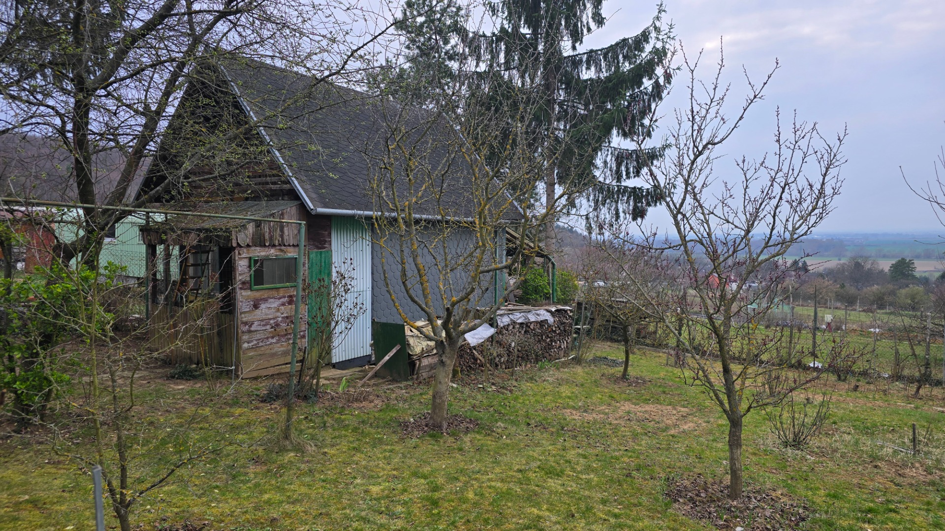 Pozemok s chatkou a nádherným výhľadom v Sokolovciach | 645 m² | elekt — foto 2