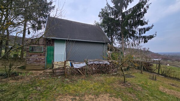 Pozemok s chatkou a nádherným výhľadom v Sokolovciach | 645 m² | elekt