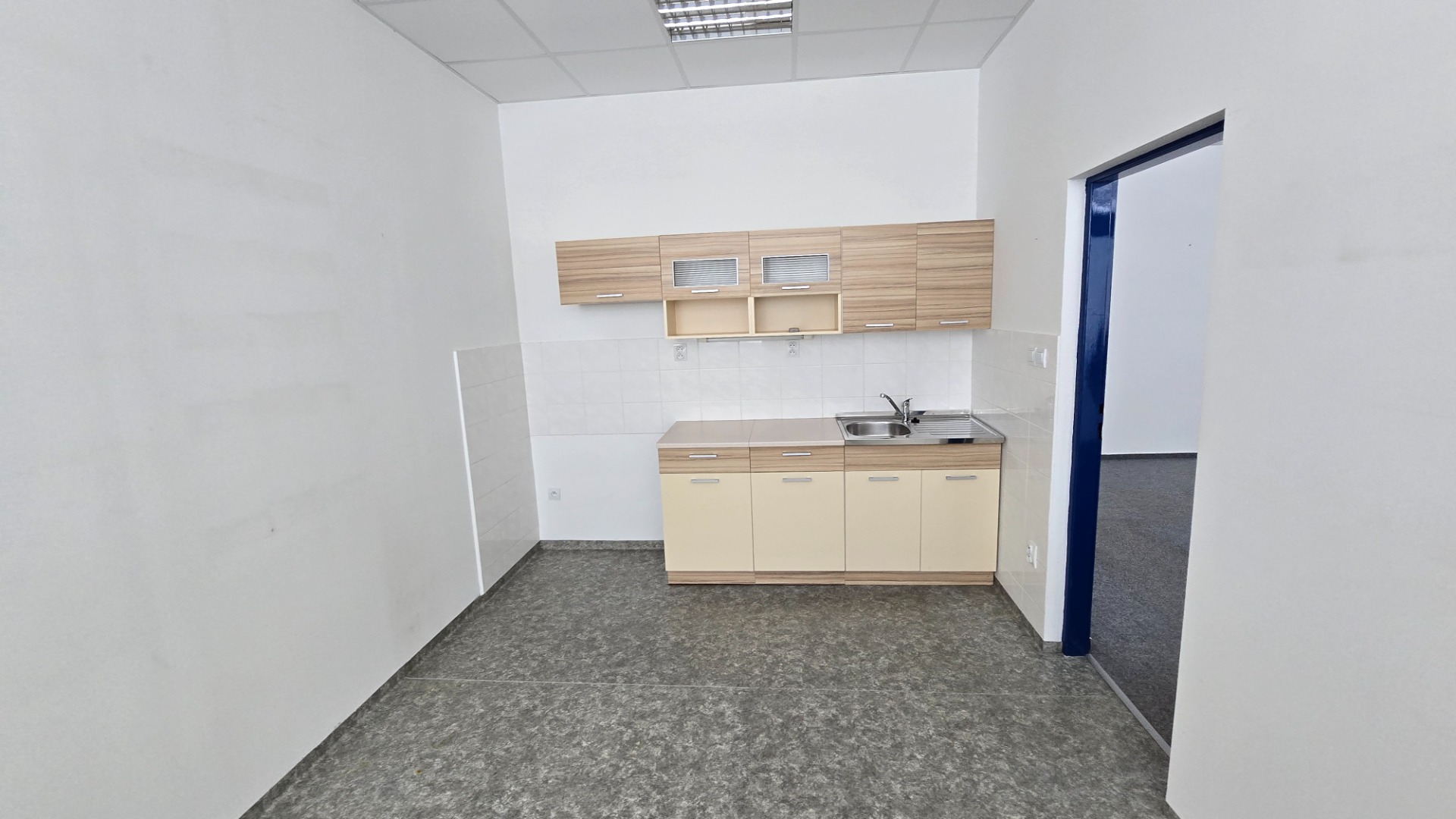 Kancelária 70 m² (50m2 + 20m2) na prenájom - Piešťany, Vajanského — foto 3
