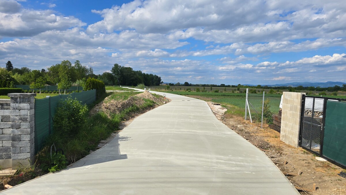 STAVEBNÝ POZEMOK 561 M² BOROVCE *VIDEO* /ELEKTRINA, VODA, KANALIZÁCIA/