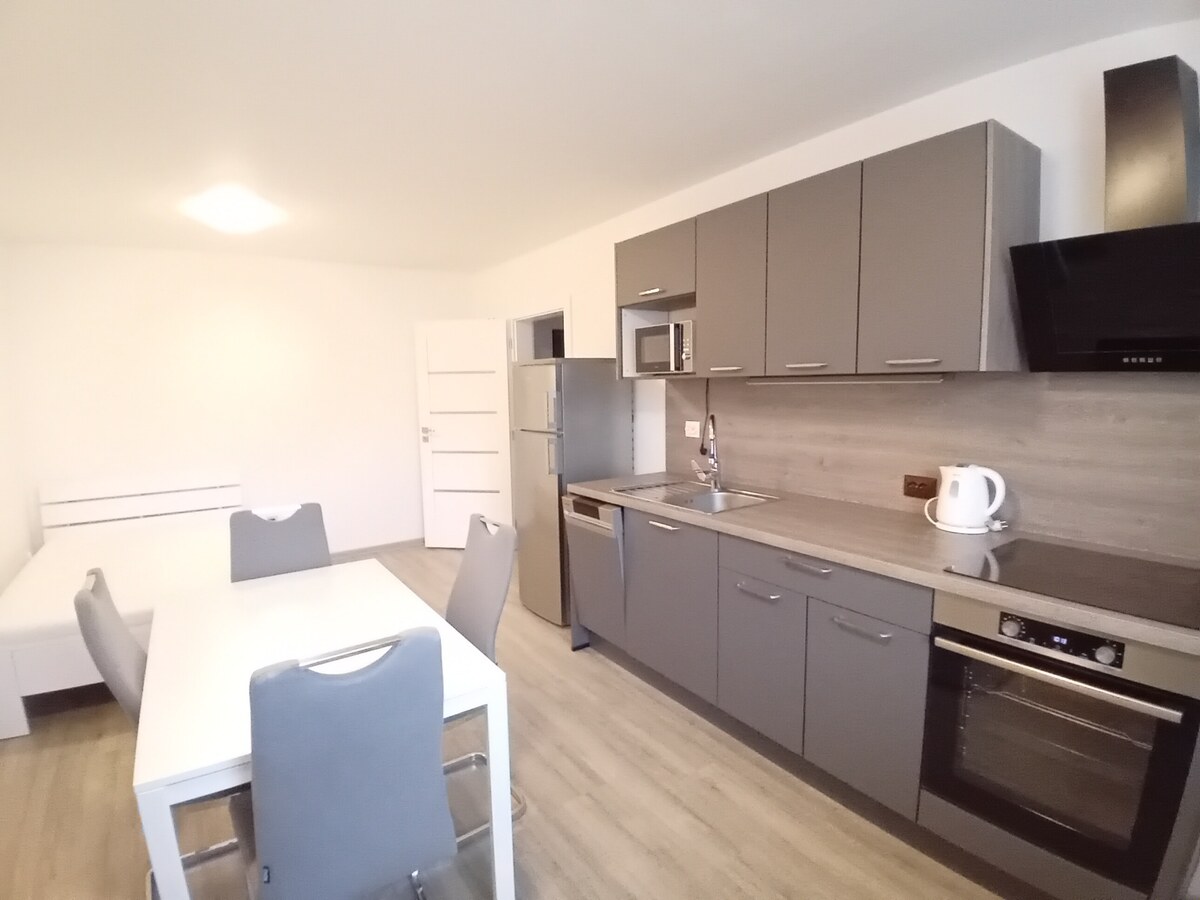 Prenájom krásny, nadštandardný 2-izbový byt + loggia, v príjemnom pros