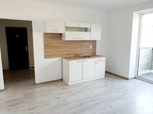 2 izbový byt Bánovce nad Bebravou -PRENÁJOM / BALKON / NOVÁ REKONŠTRUK — foto 1