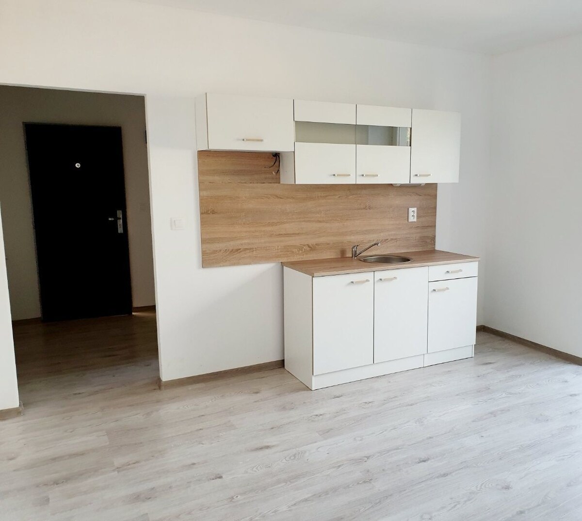 Prenájom Bánovce nad Bebravou 2 izbový byt / CENTRUM / NOVÁ REKONŠTRUK — foto 2