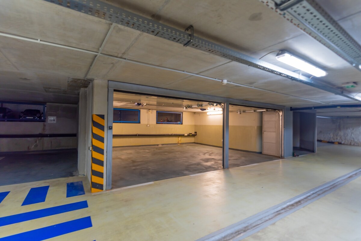 Na prenájom 2-garáž, 42 m², v garážovom dome, Cintorínska ul., ihneď