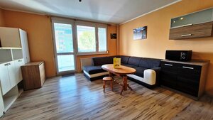 Na predaj priestranná garsónka 34 m2 + veľký balkón - Nové Mesto n/V — foto 1