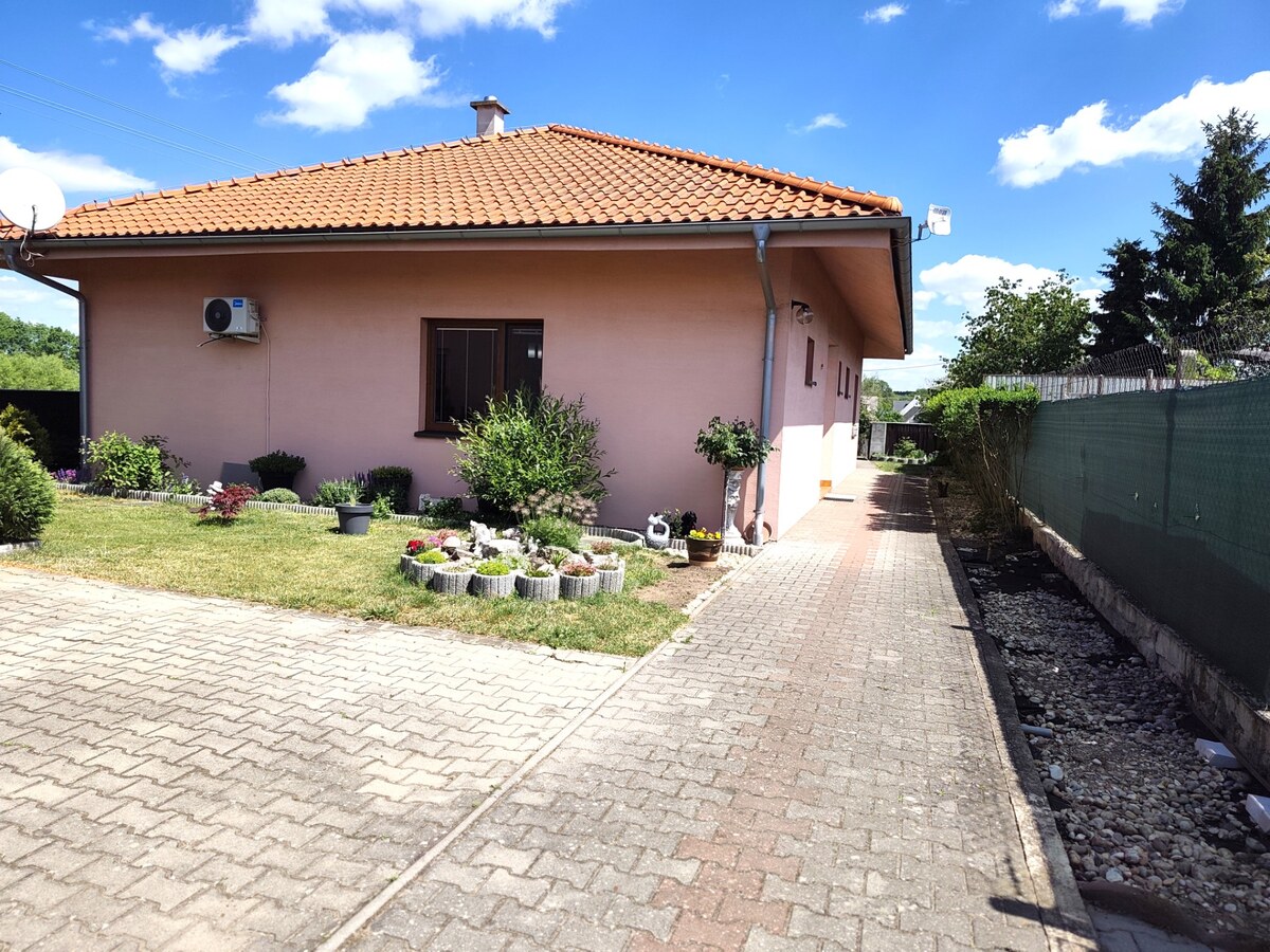 NOVOSTAVBA 4 IZB. RODINNÉHO DOMU S VEĽKÝM POZEMKOM A GARÁŽOU.