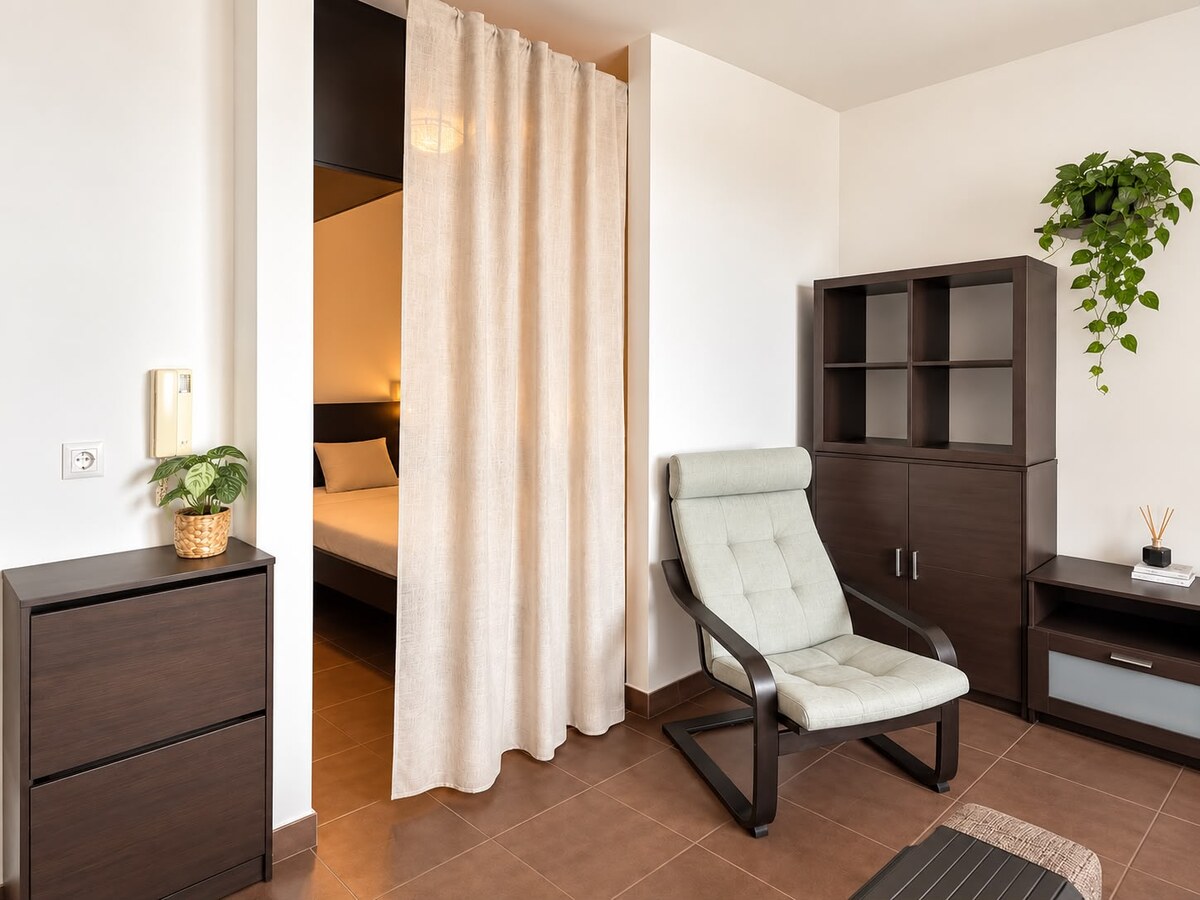 KOMPLETNE ZARIADENÝ PRIESTRANNÝ 1,5 IZB. BYT S BALKÓNOM A GARÁŽOU. — foto 11