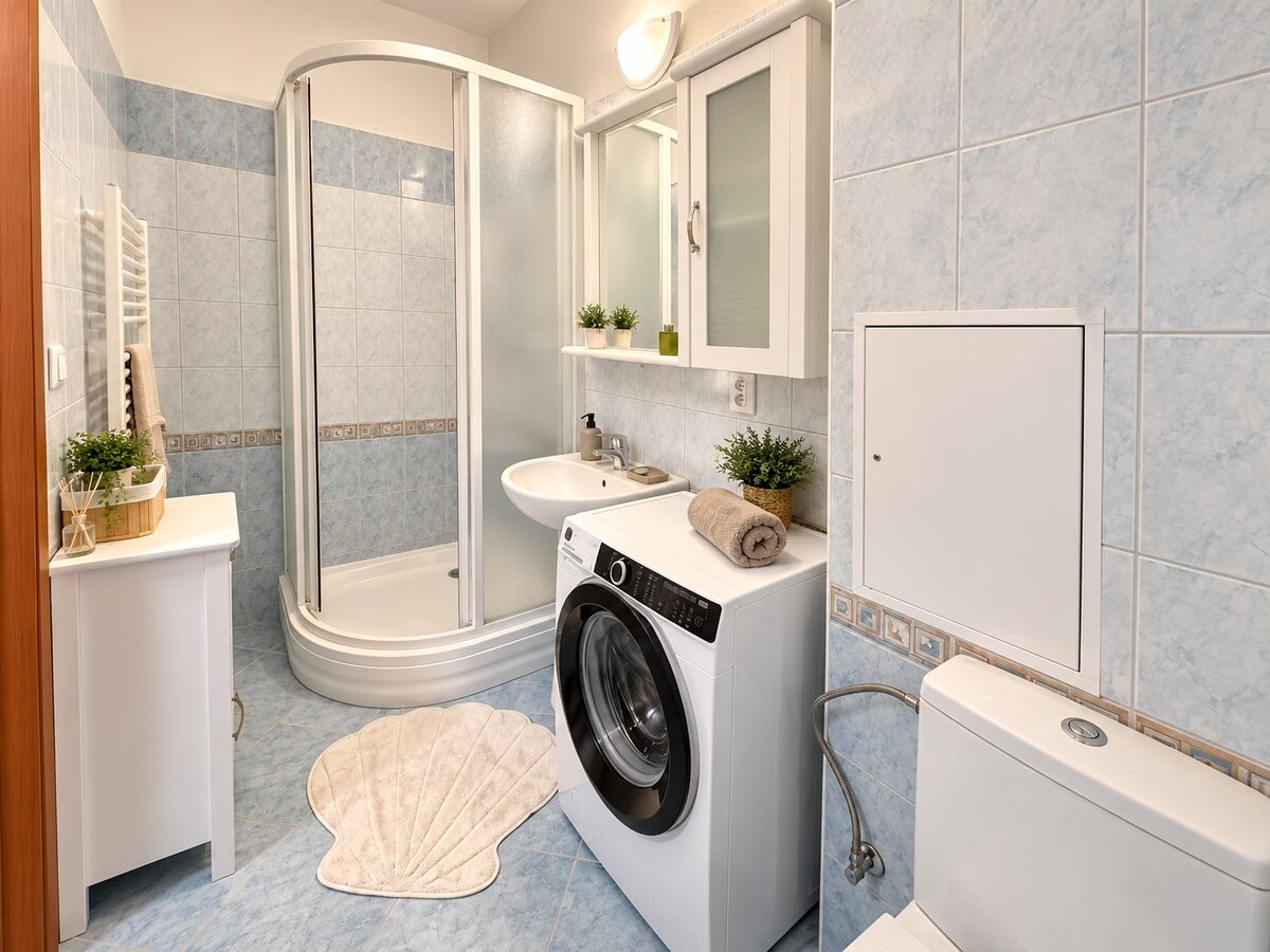 KOMPLETNE ZARIADENÝ PRIESTRANNÝ 1,5 IZB. BYT S BALKÓNOM A GARÁŽOU. — foto 14