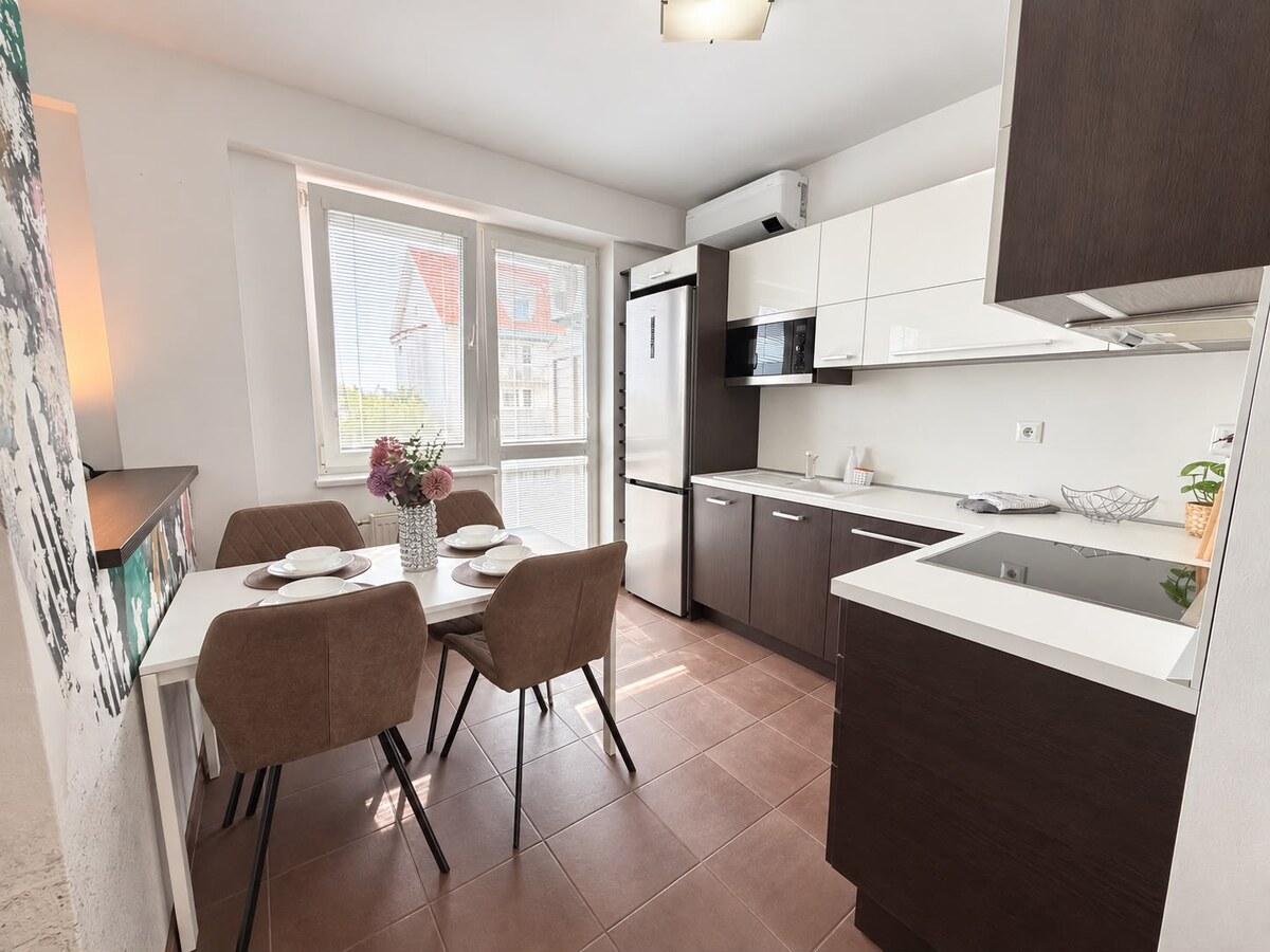 KOMPLETNE ZARIADENÝ PRIESTRANNÝ 1,5 IZB. BYT S BALKÓNOM A GARÁŽOU. — foto 3