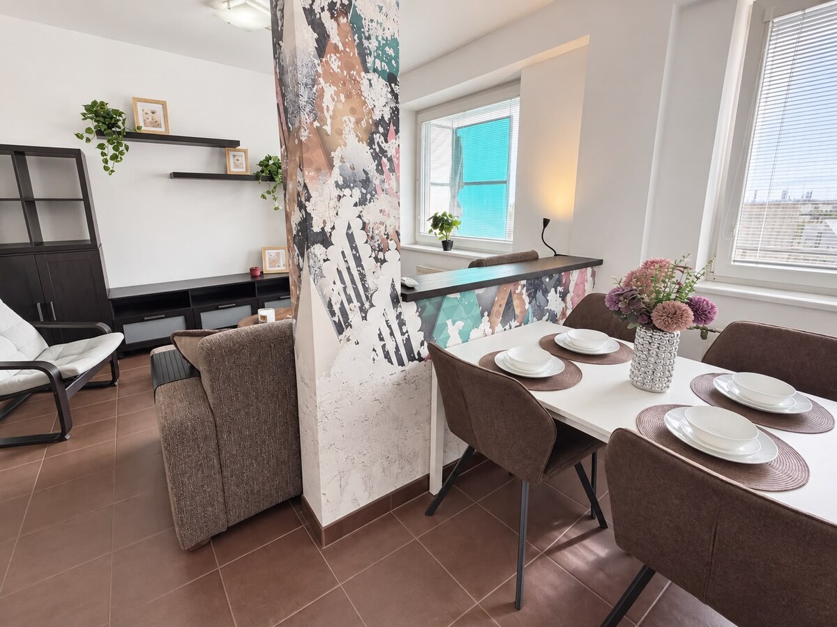 KOMPLETNE ZARIADENÝ PRIESTRANNÝ 1,5 IZB. BYT S BALKÓNOM A GARÁŽOU. — foto 6