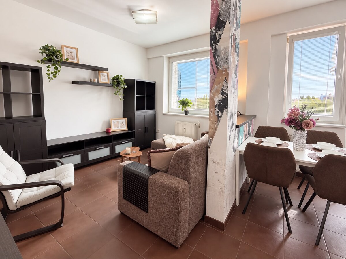 KOMPLETNE ZARIADENÝ PRIESTRANNÝ 1,5 IZB. BYT S BALKÓNOM A GARÁŽOU. — foto 8