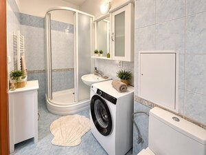 KOMPLETNE ZARIADENÝ PRIESTRANNÝ 1,5 IZB. BYT S BALKÓNOM A GARÁŽOU. — foto 14