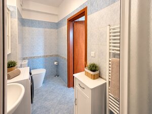 KOMPLETNE ZARIADENÝ PRIESTRANNÝ 1,5 IZB. BYT S BALKÓNOM A GARÁŽOU. — foto 15