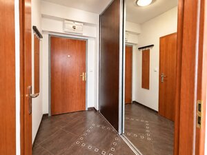 KOMPLETNE ZARIADENÝ PRIESTRANNÝ 1,5 IZB. BYT S BALKÓNOM A GARÁŽOU. — foto 16