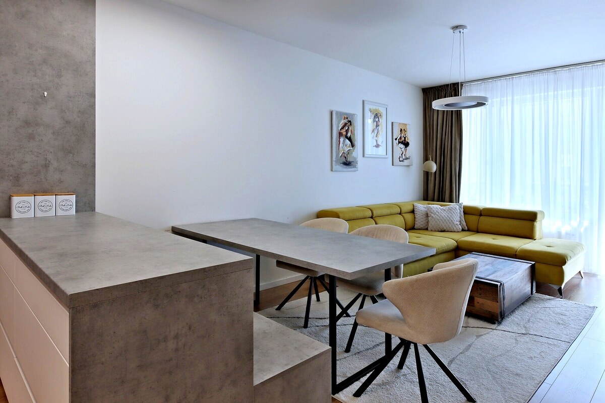 Zariadený slnečný 3 izbový byt + klíma + 16m2 loggia + parkovacie miesto + kobka — foto 2