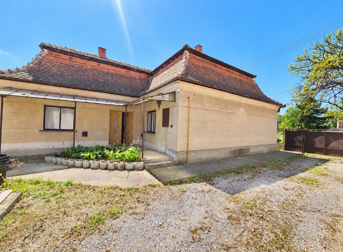 Na predaj starší rodinný dom s krásnym pozemkom Hurbanovo ! — foto 2