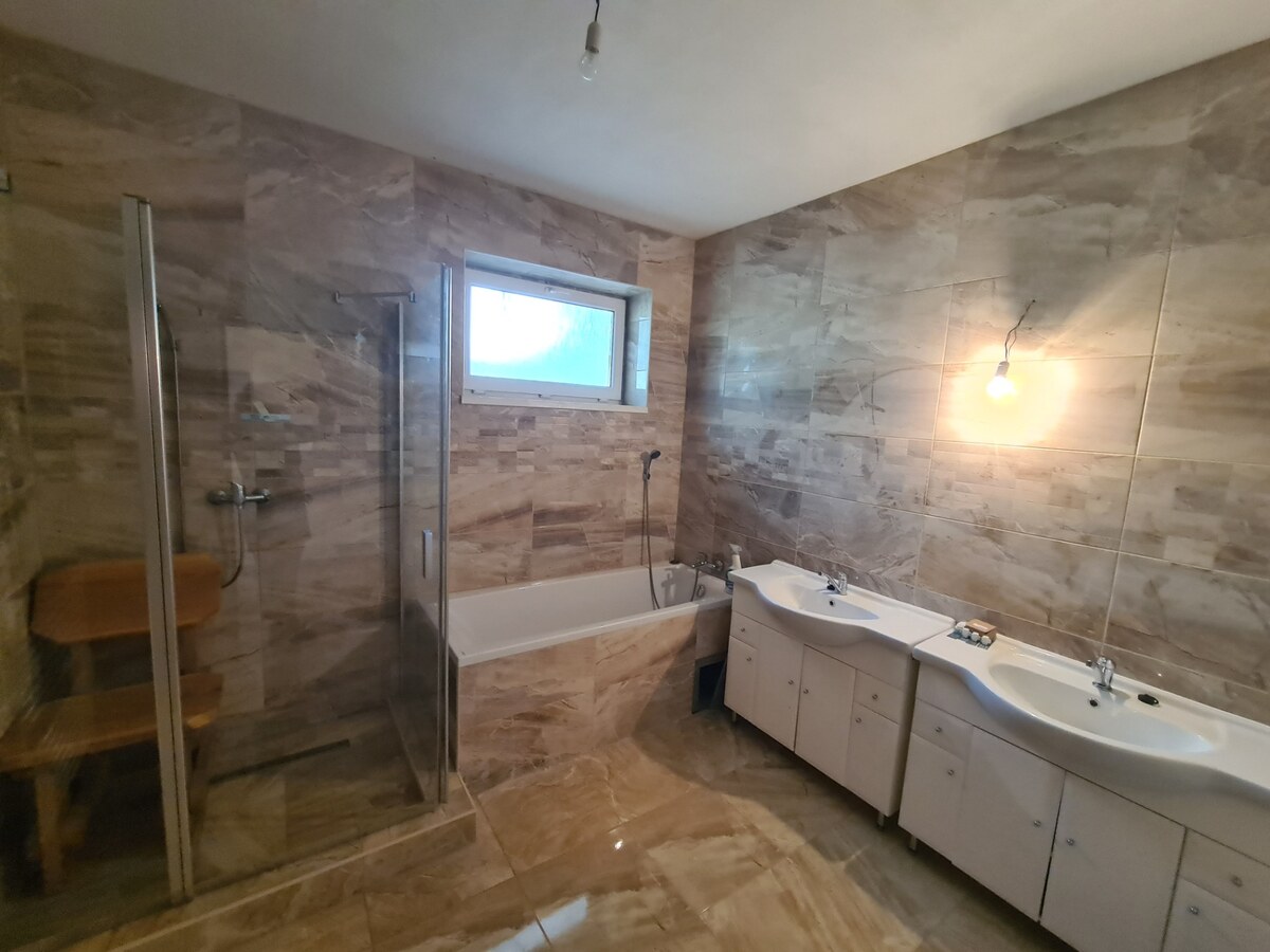 Na predaj veľký rodinný dom s rozsiahlym pozemkom Svätý Peter ! — foto 11