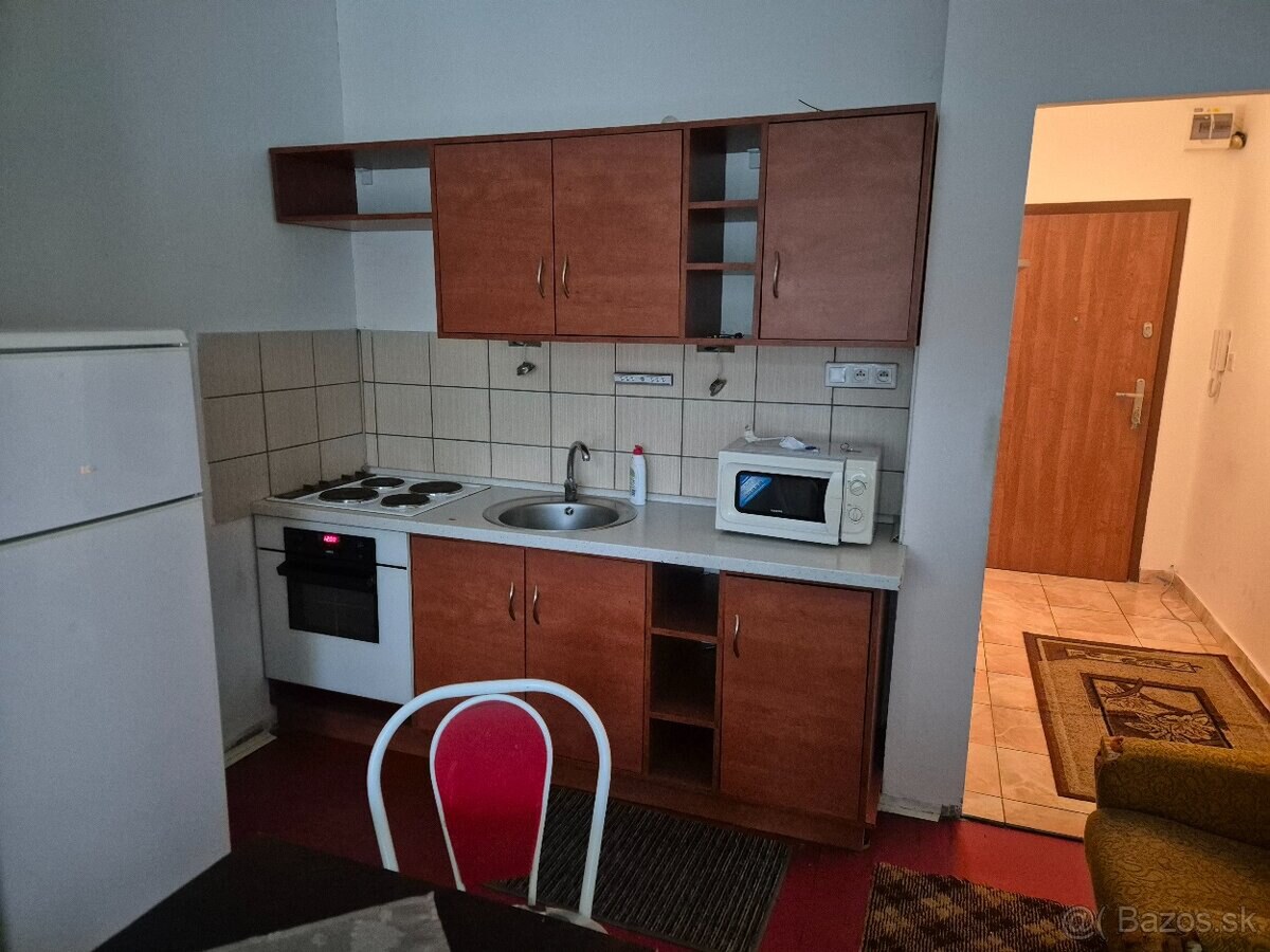 Na predaj veľká garsónka s balkónom Komárno! — foto 5