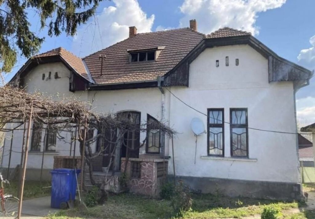 Netradičný rodinný dom – „kaštieľ“ v obci Neded. — foto 3