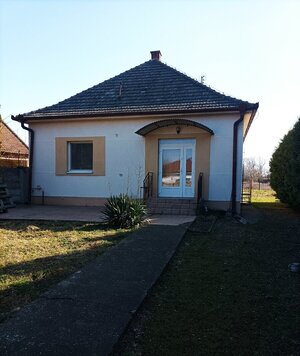 Na predaj Rodinný Dom s pozemkom 2500 m2 vo Vlčanoch. — foto 1