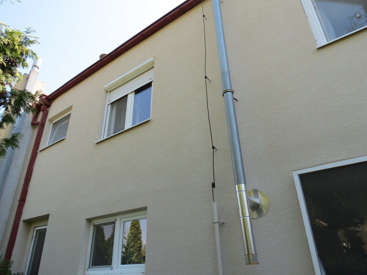 Kvalitný dom s pozemkom v radovej zástavbe - Číčov — foto 8