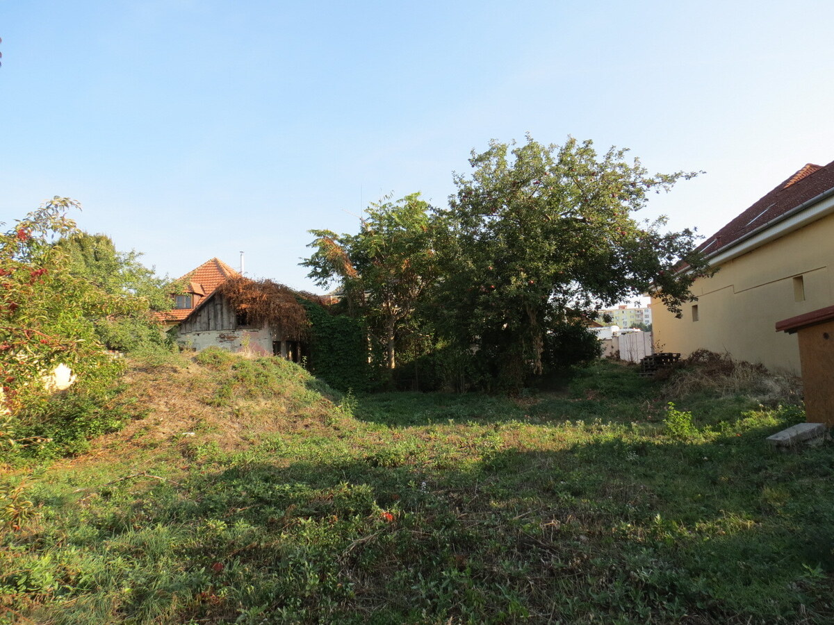 NA PREDAJ dom so štedrým pozemkom 1014 m2 v centre - Šaľa — foto 4