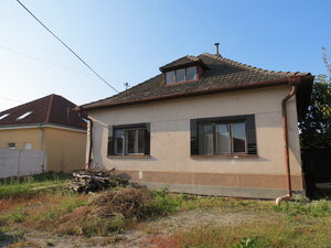 NA PREDAJ dom so štedrým pozemkom 1014 m2 v centre - Šaľa — foto 1