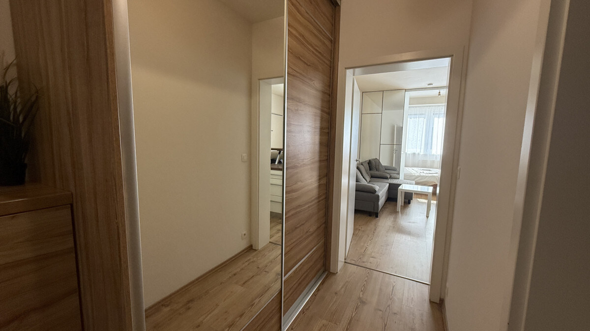 Klimatizovaný 1.5-izbový byt, parkovacie miesto, novostavba — foto 19