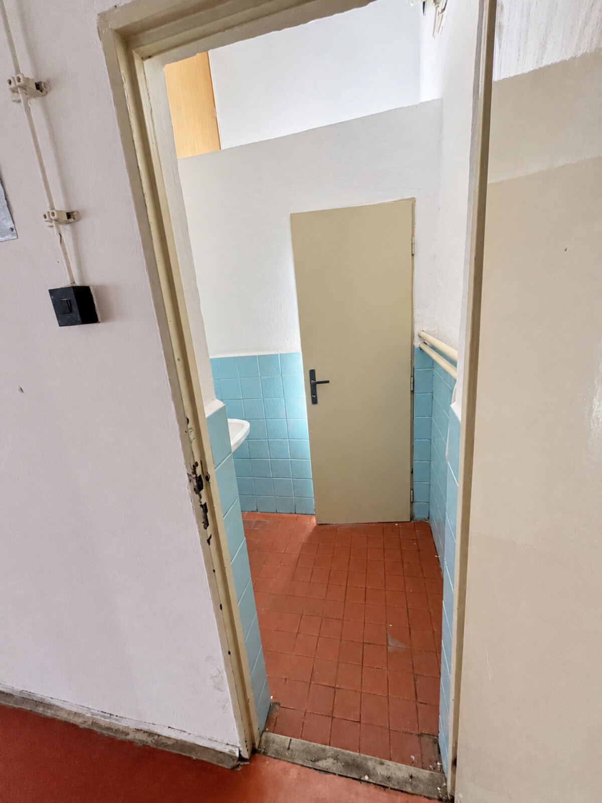 Komerčná budova s výrobnými a skladovými priestormi + 6x murovaná garáž — foto 5