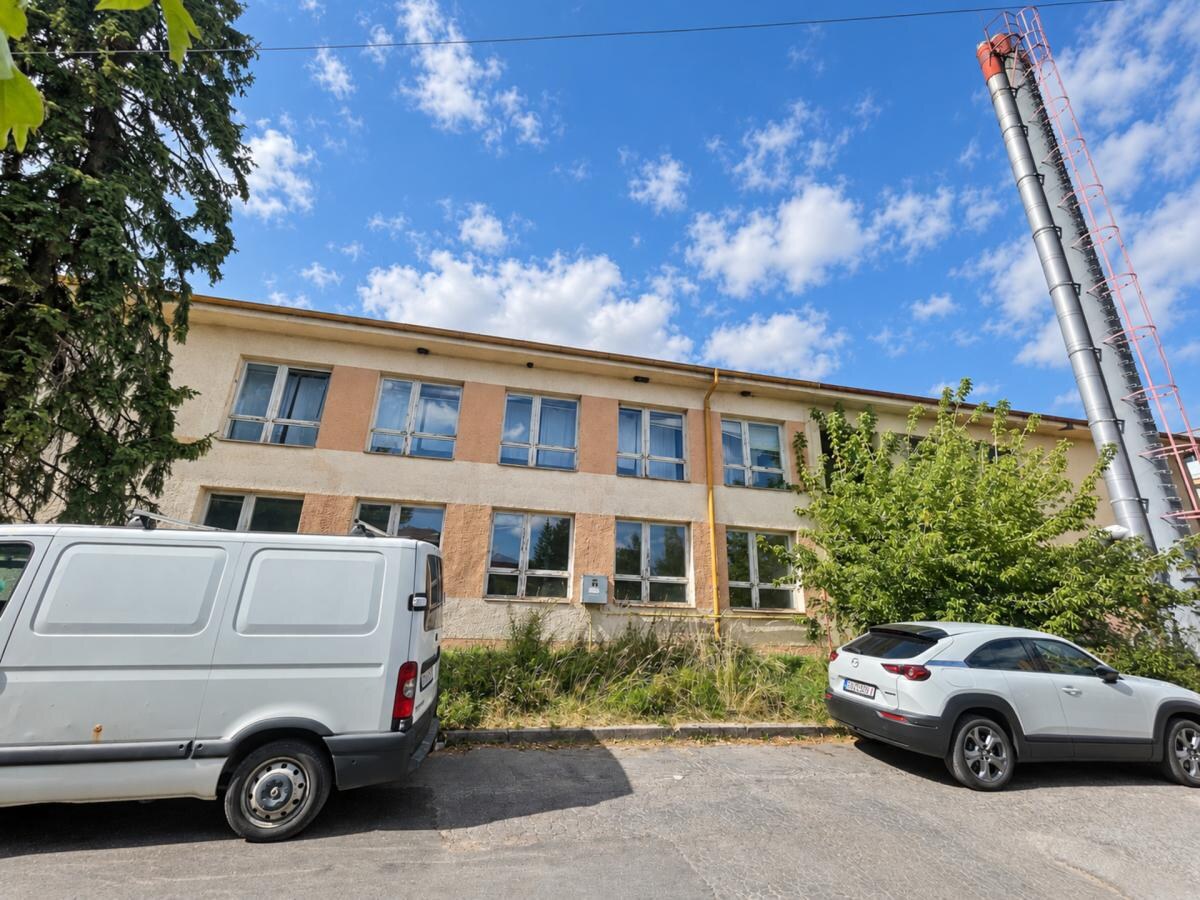 Komerčná budova s výrobnými a skladovými priestormi + 6x murovaná garáž — foto 12