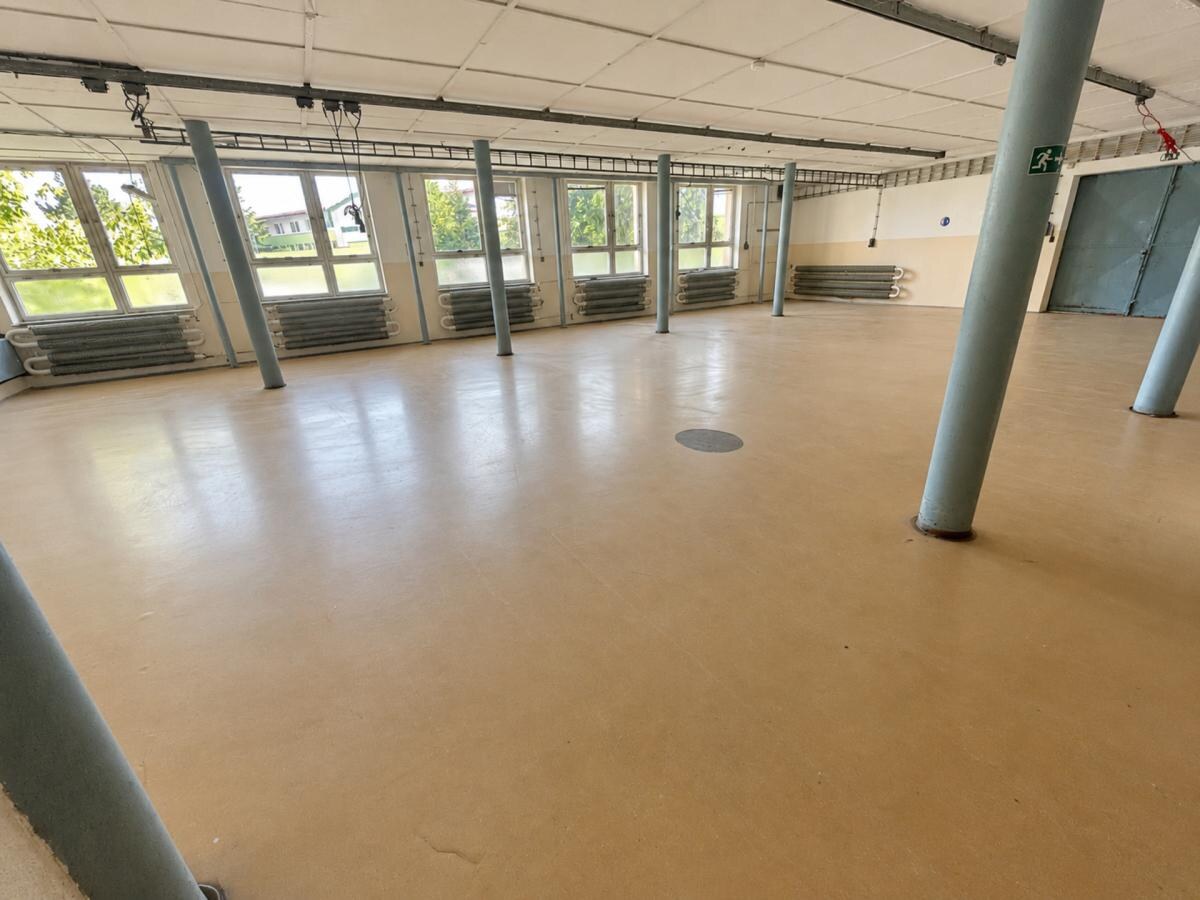 Komerčná budova s výrobnými a skladovými priestormi + 6x murovaná garáž — foto 27