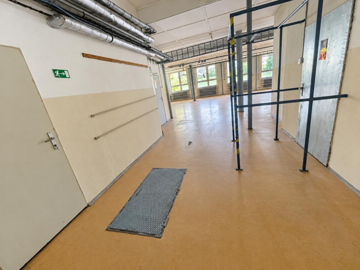 Komerčná budova s výrobnými a skladovými priestormi + 6x murovaná garáž — foto 28
