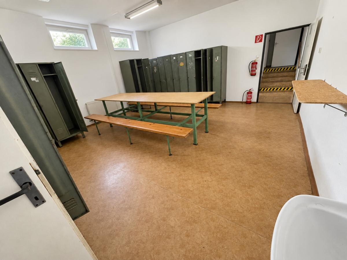 Komerčná budova s výrobnými a skladovými priestormi + 6x murovaná garáž — foto 30